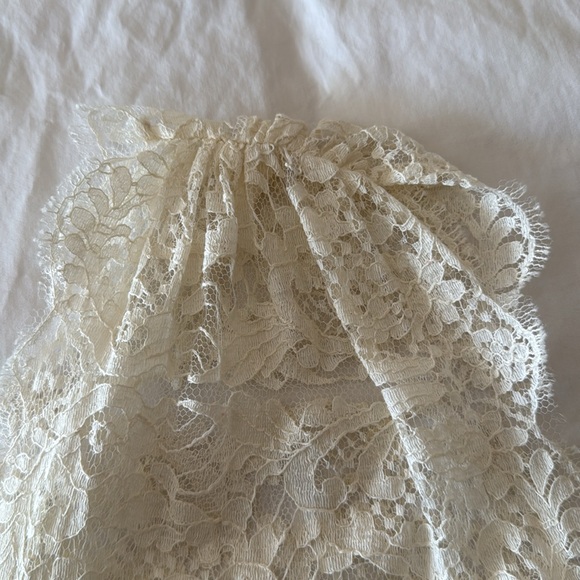 Ivory lace top, never worn, v-neck ruched cap sleeves, size cut out, fits as M - Picture 4 of 10